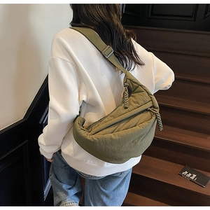 Borsa a mezzaluna in nylon verde oliva con tracolla regolabile e finitura testurizzata