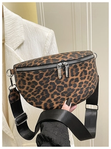 Détail du sac banane léopard avec double fermeture éclair et bandoulière en nylon noir