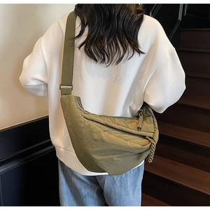 Vista posteriore dettagliata della borsa a mezzaluna verde oliva per uso quotidiano casual