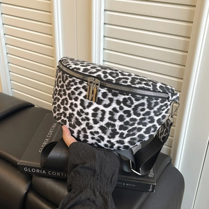 Sac banane tendance à imprimé léopard avec zips argentés et large bandoulière nylon