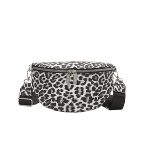 Sac banane léopard avec double fermeture éclair et bandoulière réglable en toile sur blanc