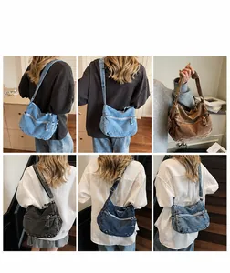 Viste dettagliate della borsa a tracolla vintage in denim lavato con tasche multiple