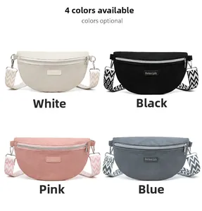Détail des sacs bandoulière en velours côtelé en blanc, noir, rose et bleu grisâtre
