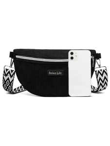 Détail du sac banane en velours noir avec bandoulière et smartphone pour l'échelle