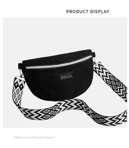 Détail du sac banane en velours côtelé noir avec zip argenté et large bandoulière à motif