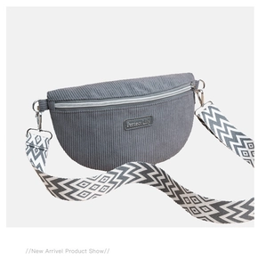 Détail du sac croissant en velours côtelé gris avec large bandoulière tissée géométrique