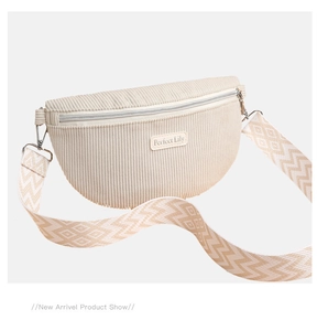 Détail du sac bandoulière en velours côtelé crème avec large sangle géométrique