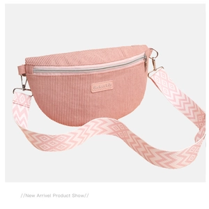 Détail du sac demi-lune en velours côtelé rose avec bandoulière tissée géométrique réglable