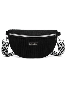 Détail du sac à bandoulière en velours côtelé noir montrant la texture et la sangle