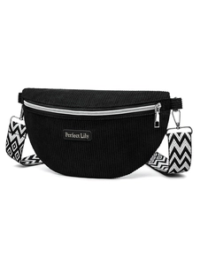 Détail du sac banane en velours côtelé noir avec sangle à motifs et zip argenté