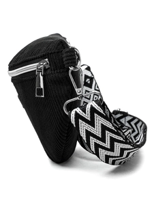 Détail du sac demi-lune en velours noir avec bandoulière tissée noire et blanche