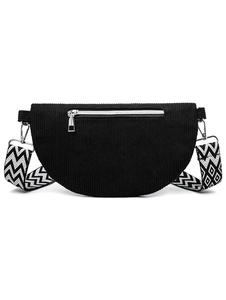 Détail du sac bandoulière en velours côtelé noir avec sangle à chevrons noir et blanc