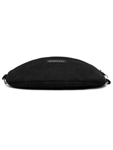 Détail de la texture velours noir et logo Perfect Lily sur un sac bandoulière