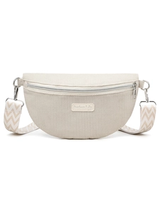 Détail de la texture velours et de l'écusson cuir sur le sac bandoulière demi-lune