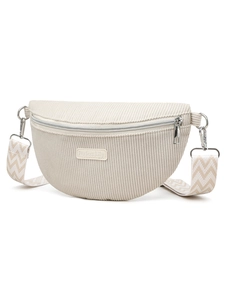 Détail du sac bandoulière en velours côtelé beige avec sangle tissée et logo
