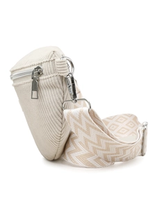 Vue détaillée du sac bandoulière en velours beige avec sangle tissée et détails argentés