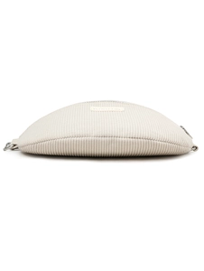 Vue détaillée du sac bandoulière en velours côtelé crème avec anneaux métalliques