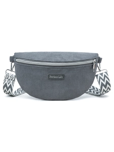 Détail d'un sac banane en velours côtelé gris avec bandoulière à motif géométrique