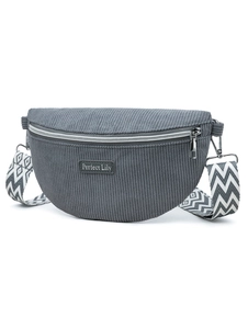 Détail du sac croissant en velours côtelé gris avec large bandoulière à motifs géométriques