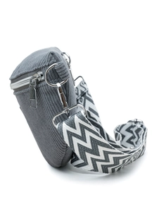 Détail du sac bandoulière en velours côtelé gris avec sangle tissée et boucles en argent