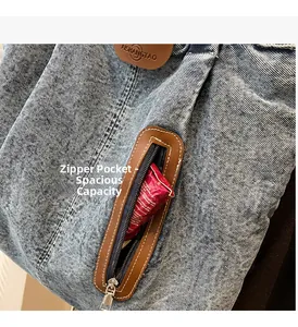 Détail du sac en jean avec poche latérale zippée et bordure en cuir marron