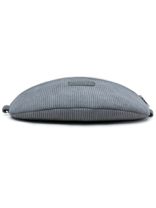 Gros plan sur la trousse en velours côtelé gris avec zip argenté et étiquette Perfect Lily
