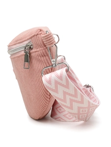 Vue latérale détaillée du sac bandoulière en velours côtelé rose avec bandoulière tissée