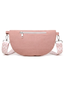 Détail du sac demi-lune en velours côtelé rose avec zip argenté et bandoulière tissée