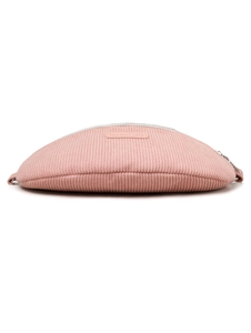 Détail du sac banane en velours côtelé rose avec zip métal et logo Perfect Lily