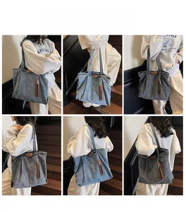 Vues détaillées d'un grand sac fourre-tout en jean délavé porté par un mannequin