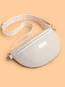 Détail du sac croissant en velours côtelé blanc cassé avec une large bandoulière