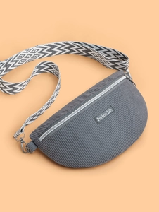 Détail d'un sac demi-lune en velours côtelé gris avec bandoulière à motifs géométriques