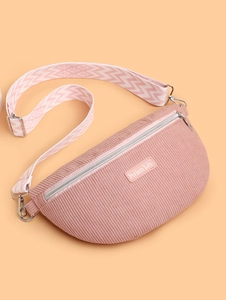 Détail du sac à bandoulière en velours côtelé rose avec sangle tissée et logo brodé