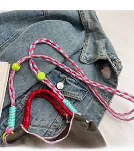 Détail du sac utilitaire avec passepoil rose et bretelles tissées colorées