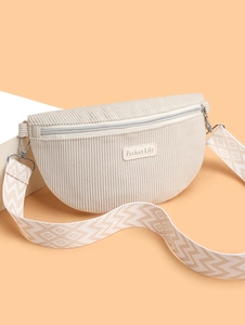 Sac bandoulière en velours côtelé crème avec une large sangle tissée à motifs géométriques