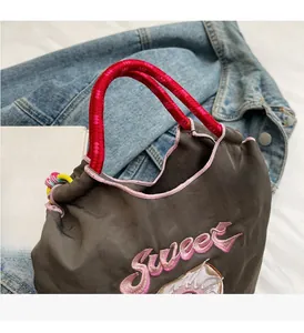 Détail du sac en toile avec broderie Sweet rose et poignée en corde tressée épaisse
