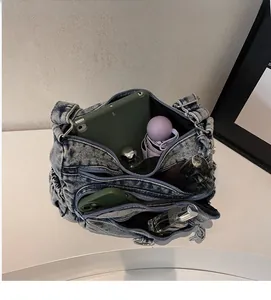 Détail du sac bandoulière en denim grande capacité avec plusieurs compartiments et poches