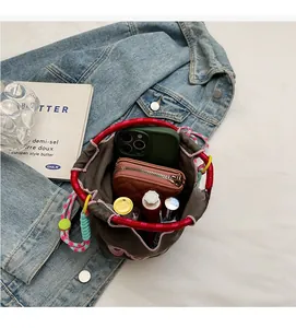 Vue de dessus d'un sac seau brodé montrant un intérieur spacieux avec des accessoires