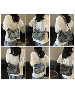Sac à bandoulière en denim délavé à plusieurs poches avec fermetures éclair de style rétro