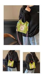 Affichage en trois vues d'un sac en toile verte avec broderie et sangle tressée