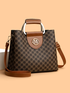 Vue détaillée du sac à main rétro à monogramme avec boucle en métal doré et logo anneau