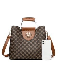 Vue détaillée du grand sac marron avec logo M et smartphone pour comparer les dimensions