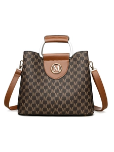 Détail du sac cabas vintage avec motif monogramme M marron et poignées en métal argenté