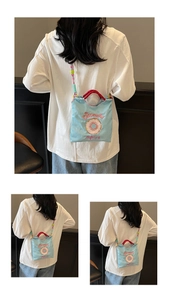 Détail du sac en toile bleu clair avec broderie donut et bandoulière en perles colorées