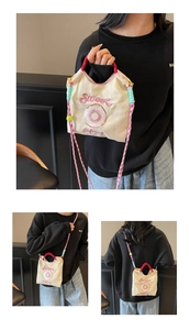 Détail du mini sac bandoulière en toile avec broderie Sweet et bandoulière tissée colorée