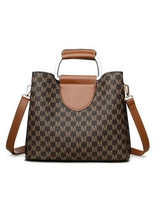 Détail du sac à bandoulière marron monogramme avec poignées en métal et sangle amovible