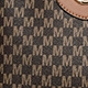 Détail macro du motif monogramme M sur la surface du sac à main en cuir marron