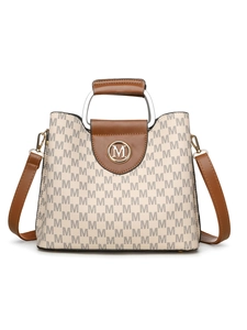 Détail du sac à main avec imprimé lettre M, bordure en cuir et logo doré