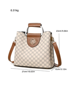 Détail du sac cabas beige élégant avec motif M et dimensions affichées sur l'image