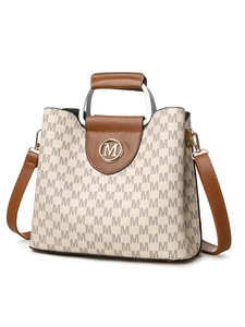 Détail du sac beige avec motif M, poignées marron et finitions métalliques dorées élégantes